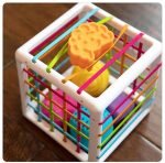 Boite à formes avec élastiques – Jeu de motricité - jeux éducatif montessori