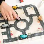 Jeu de Course Montessori - Circuit Nomade en Tissu et Voitures en Bois_3